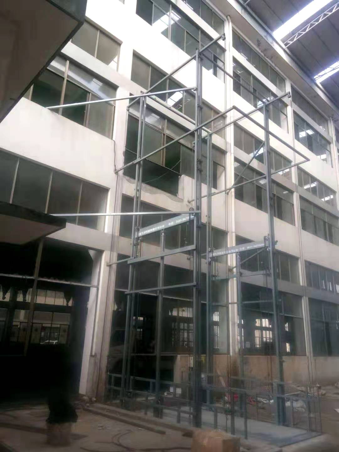    高空作業(yè)- -導軌式升降機升降機